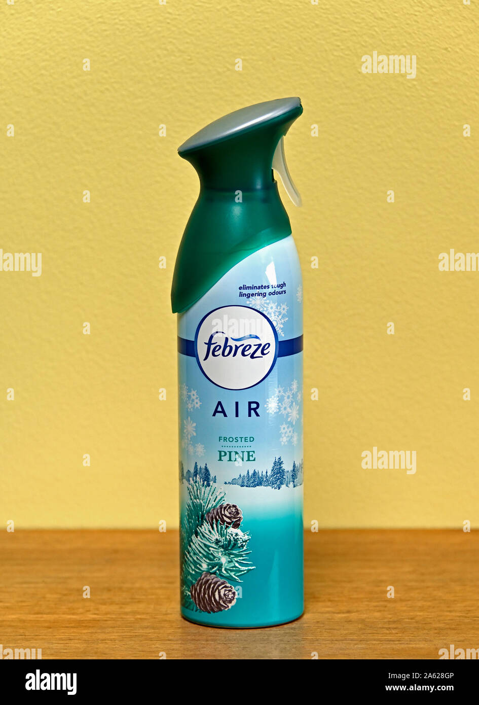 Contenitore di aerosol di Febrize profumatore. Pino smerigliato. Elimina dura odori persistenti. Foto Stock