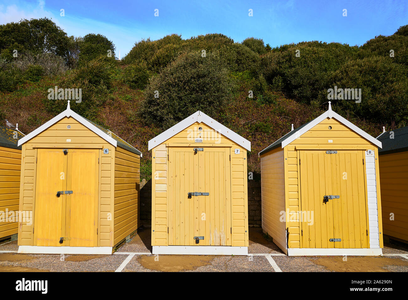 Verniciato, pittoresca spiaggia di capanne sul lungomare a Bournemouth, Inghilterra. Foto Stock