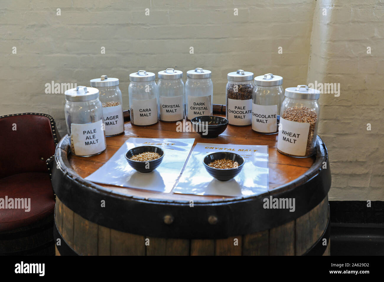 I vasetti di diverse malto d' orzo come utilizzato nel processo di produzione della birra a Robinson's Brewery, Stockport, Manchester, Inghilterra, Regno Unito Foto Stock