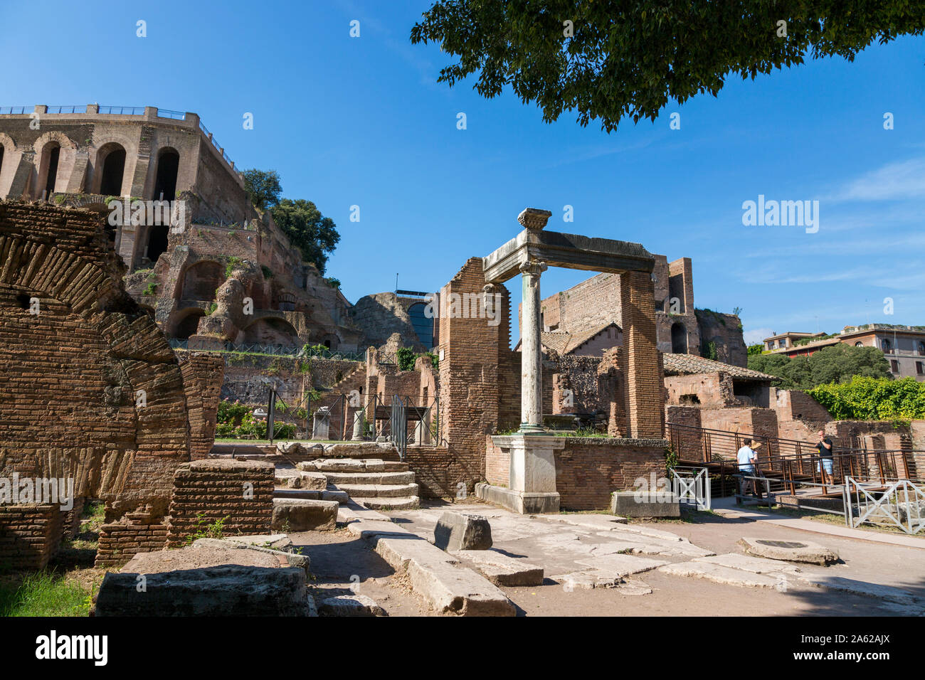 Roma, Italia - 17 agosto 2019: vista delle antiche strutture del Foro Romano Foto Stock