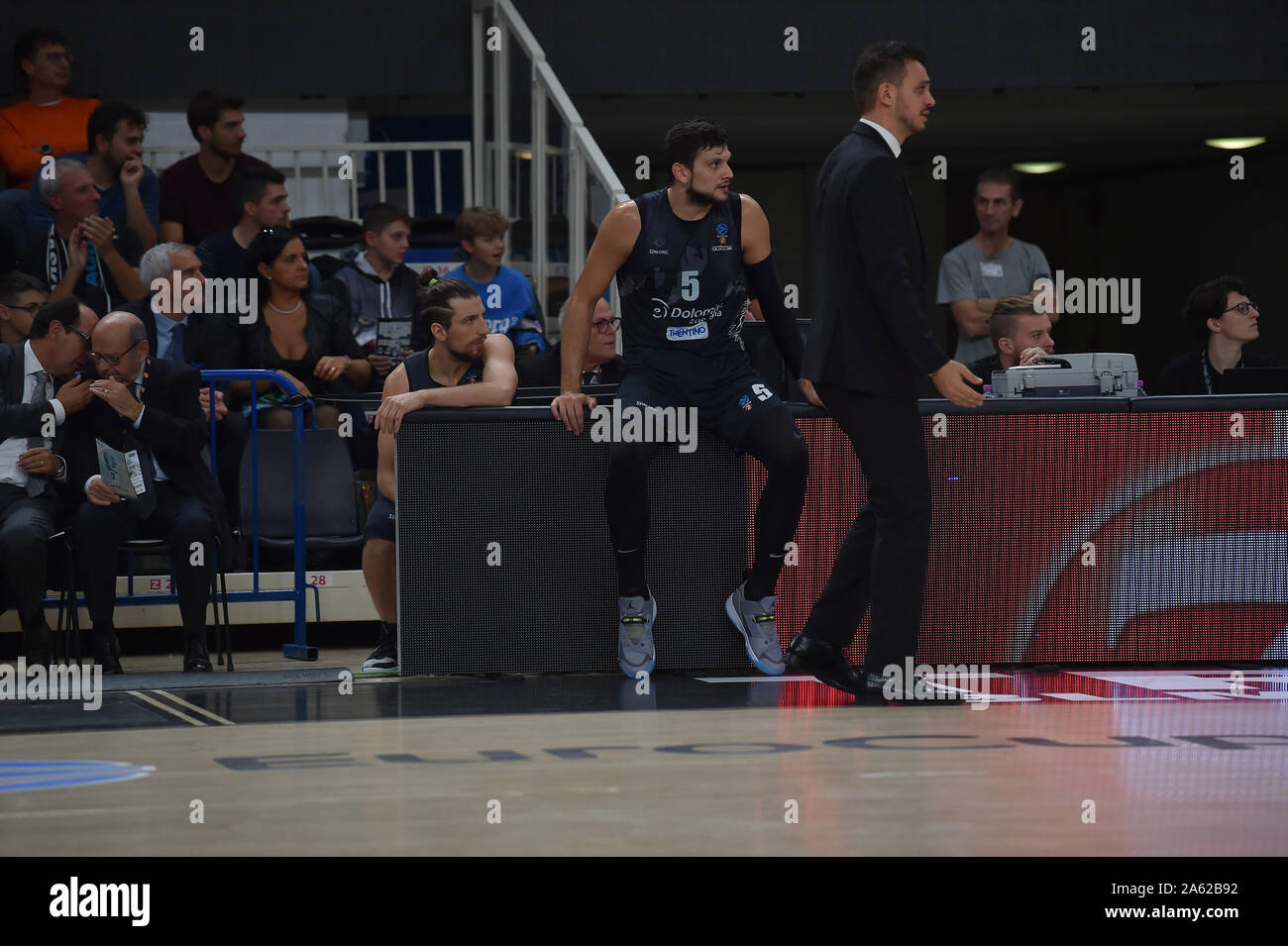 Trento, Italia. 23 Ott, 2019. brienza nicola - head coach (dolomiti energia trento) gentile alessandro (dolomiti energia trento) forray toto (dolomiti energia trento)durante il Dolomiti Energia Trento vs Asseco Arka Gdynia, Basket campionato EuroCup a Trento, Italia, 23 Ottobre 2019 - LPS/Giancarlo Dalla Riva Credito: Giancarlo dalla Riva/LP/ZUMA filo/Alamy Live News Foto Stock