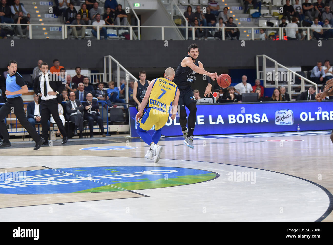 Ottobre 23, 2019, Trento, Italia: gentile alessandro (dolomiti energia trento) szubarga krzyaztofduring Dolomiti Energia Trento vs Asseco Arka Gdynia, Basket campionato EuroCup a Trento, Italia, 23 Ottobre 2019 - LPS/Giancarlo Dalla Riva (credito Immagine: © Giancarlo dalla Riva/LPS tramite ZUMA filo) Foto Stock