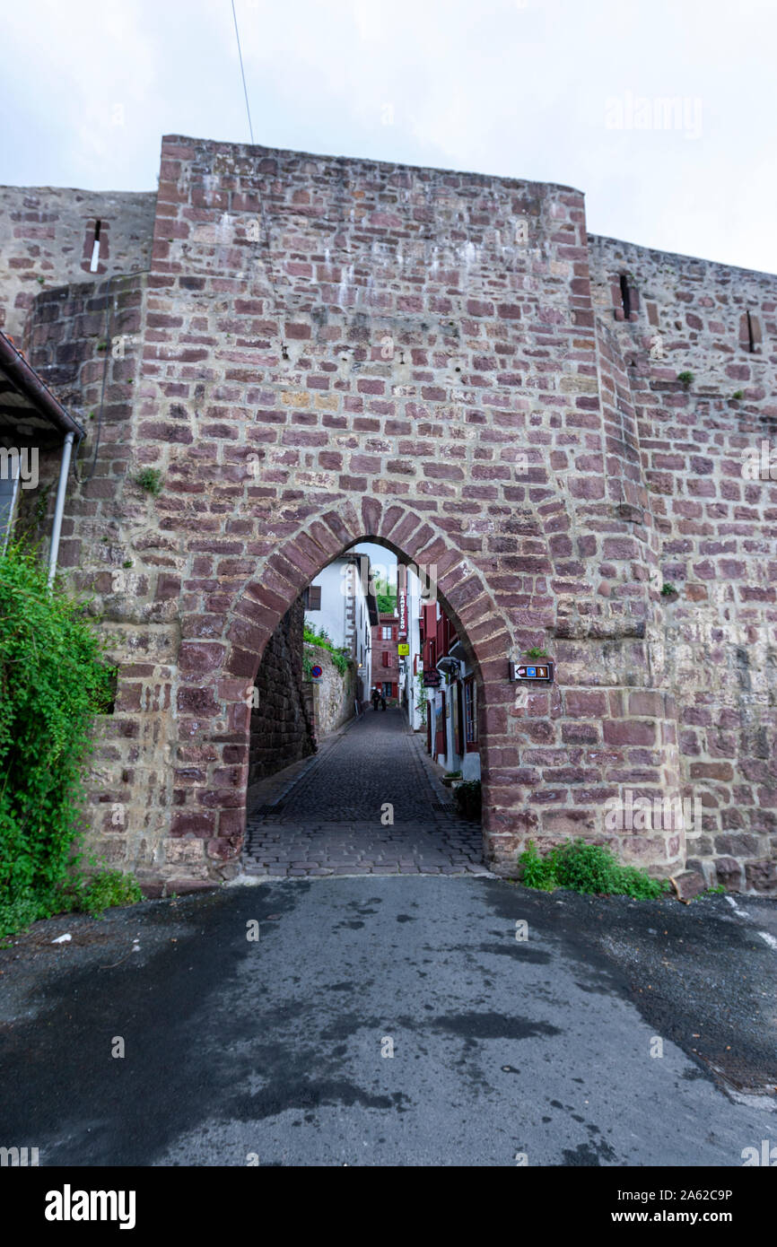 Cancello per Rue de France, Saint-Jean-Pied-de-Port, Pyrénées-Atlantiques, Francia Foto Stock