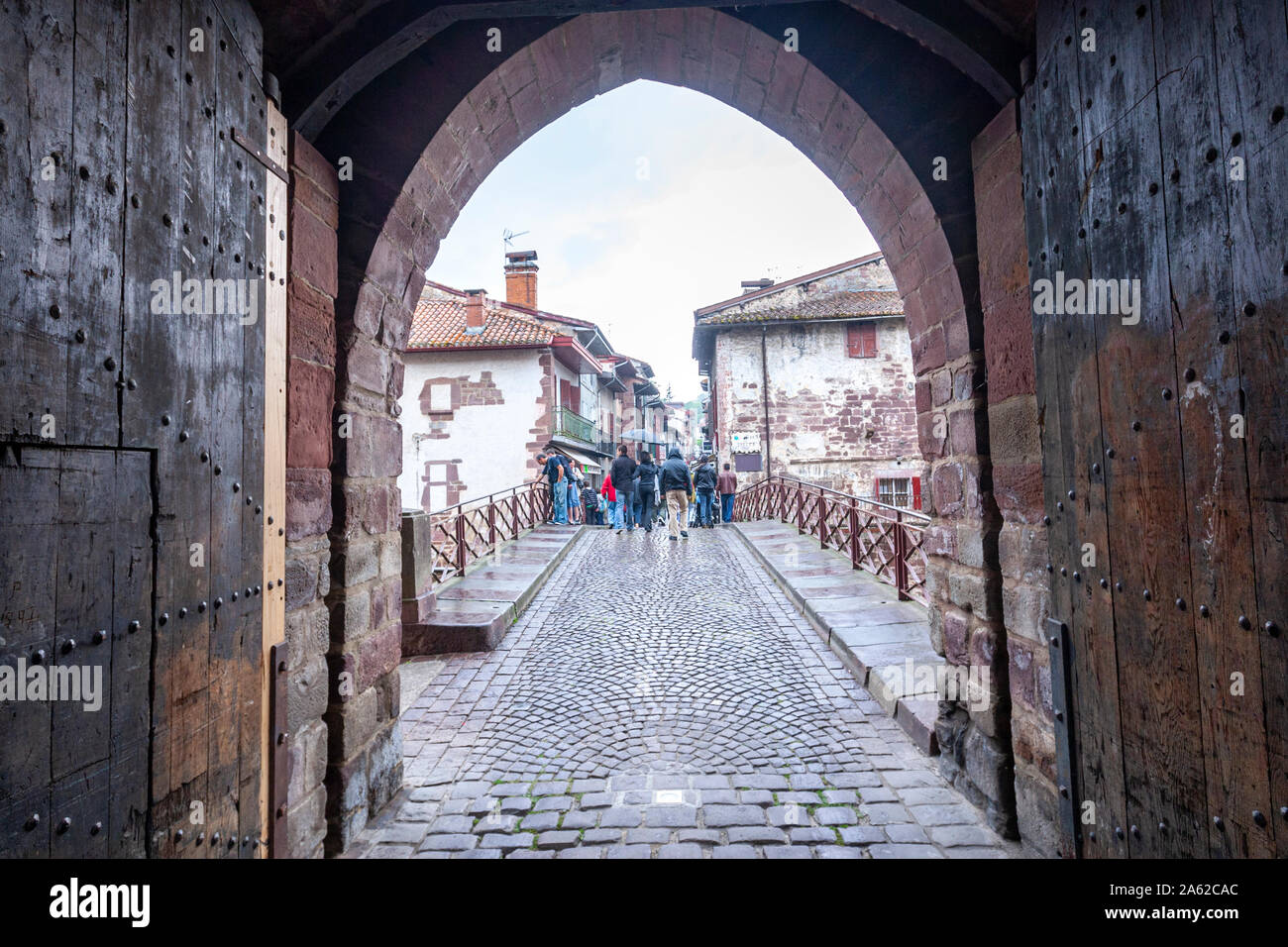Rue d'Espagne da Pont Saint Jean, Saint-Jean-Pied-de-Port, Pyrénées-Atlantiques, Francia Foto Stock