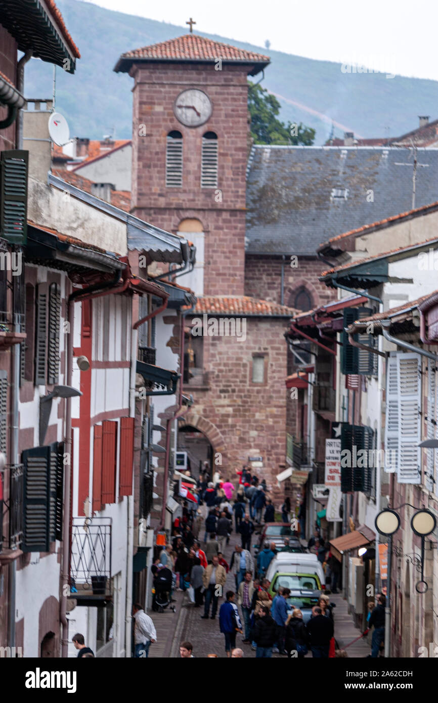 Rue d'Espagne e Pont Saint Jean, Saint-Jean-Pied-de-Port, Pyrénées-Atlantiques, Francia Foto Stock