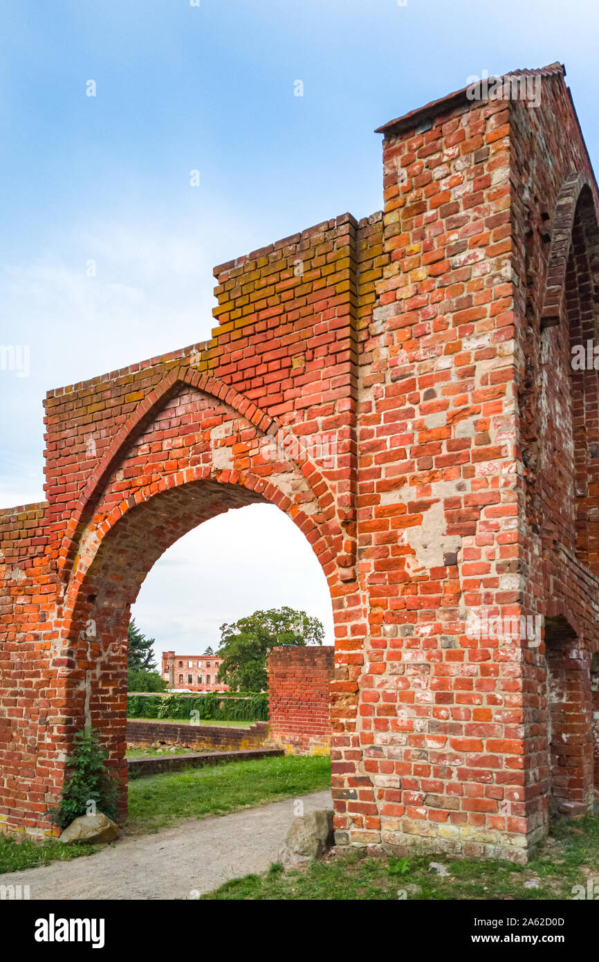 Le rovine di una porta medievale e il gateway, ingresso al maniero e monastero park di Dargun, Meclenburgo-Pomerania Occidentale, Germania, Europa. Foto Stock