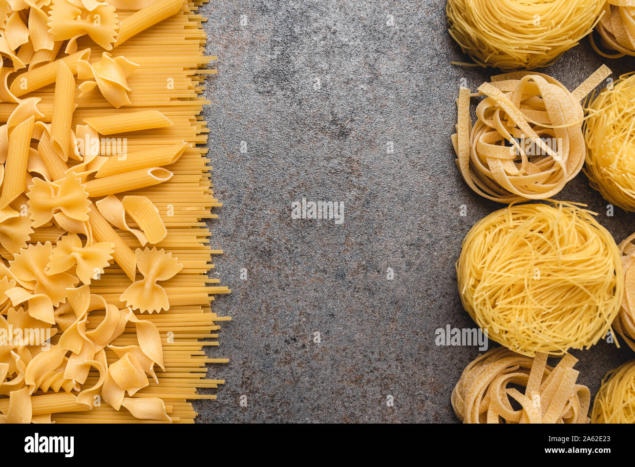 Diversi tipi di pasta che usiamo ogni giorno in cucina durante la cottura. Vista da sopra. Prodotti pianeggiante. Il luogo di una descrizione o di un testo. Foto Stock