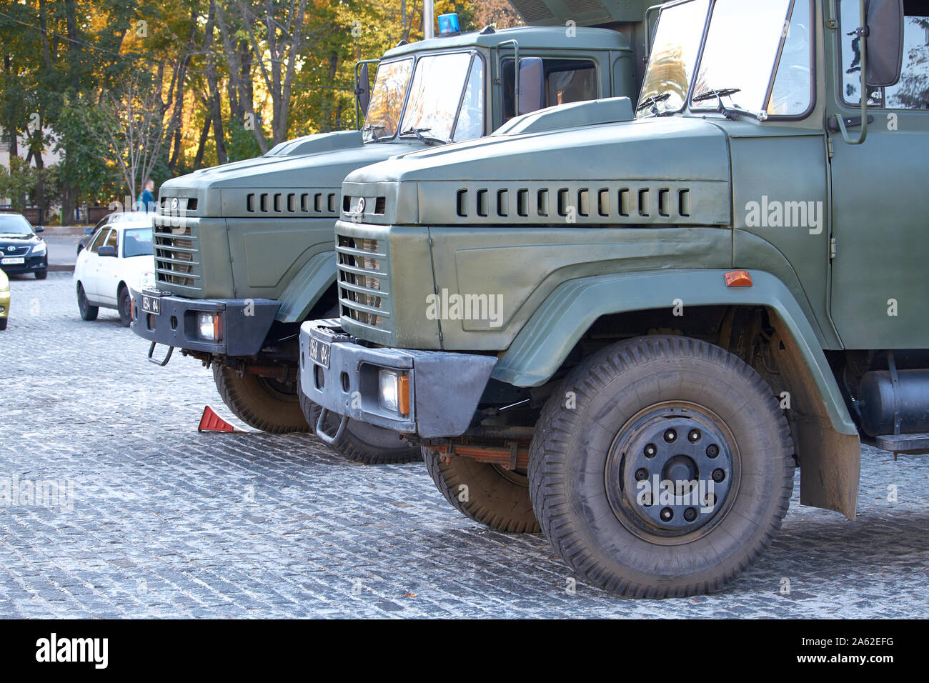 Kharkiv, Ucraina - 14 Ottobre 2019: due camion militari mantenere l ordine durante gli eventi in un parco della città Foto Stock