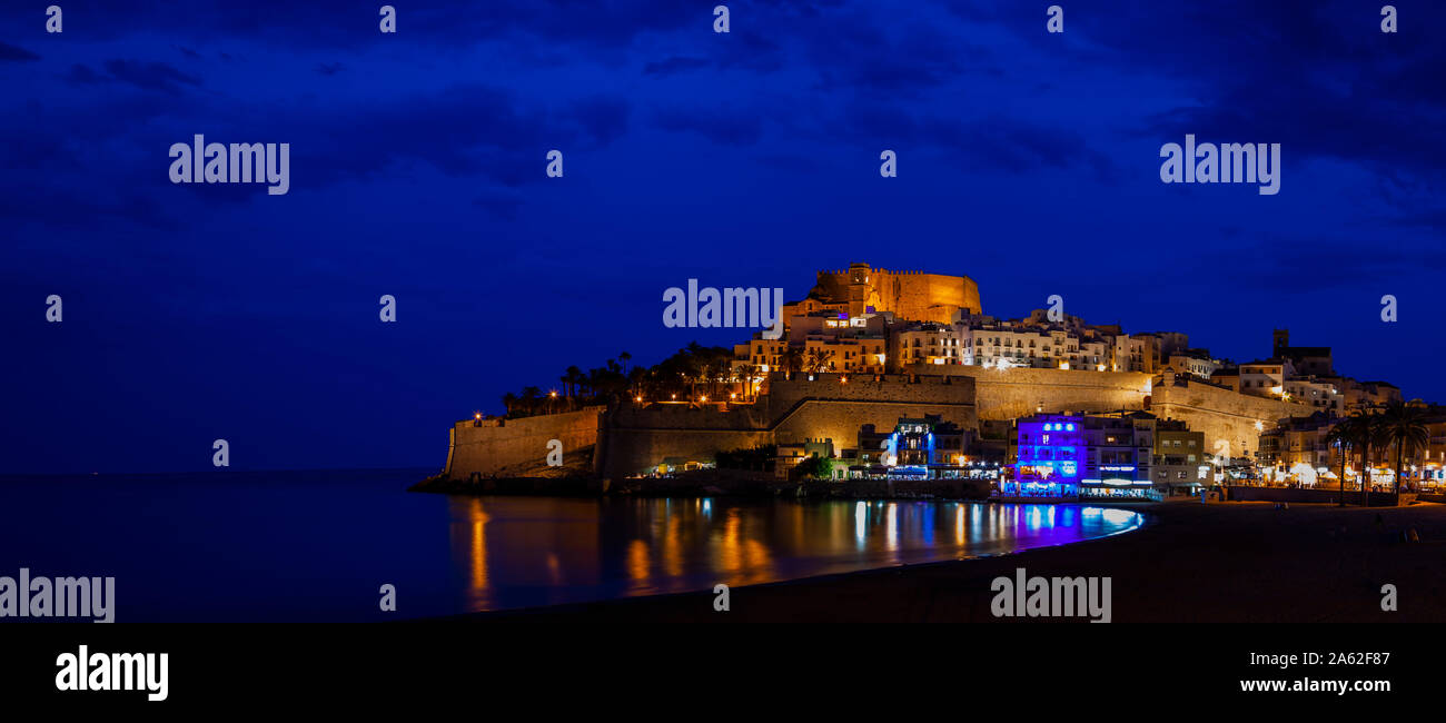 Viel panoramico di Peñiscola, uno dei più bei villaggi del mediterraneo spagnolo. COmunitant Valenciana, Spagna. Foto Stock