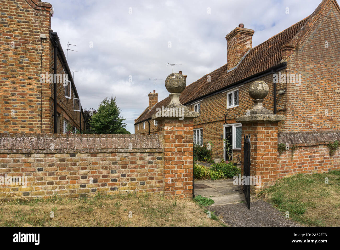 Due righe del XVII secolo gli ospizi di carità nel villaggio di Ravenstone, Buckinghamshire, UK; costruito da Heneage Finch, 1° Conte di Nottingham. Foto Stock