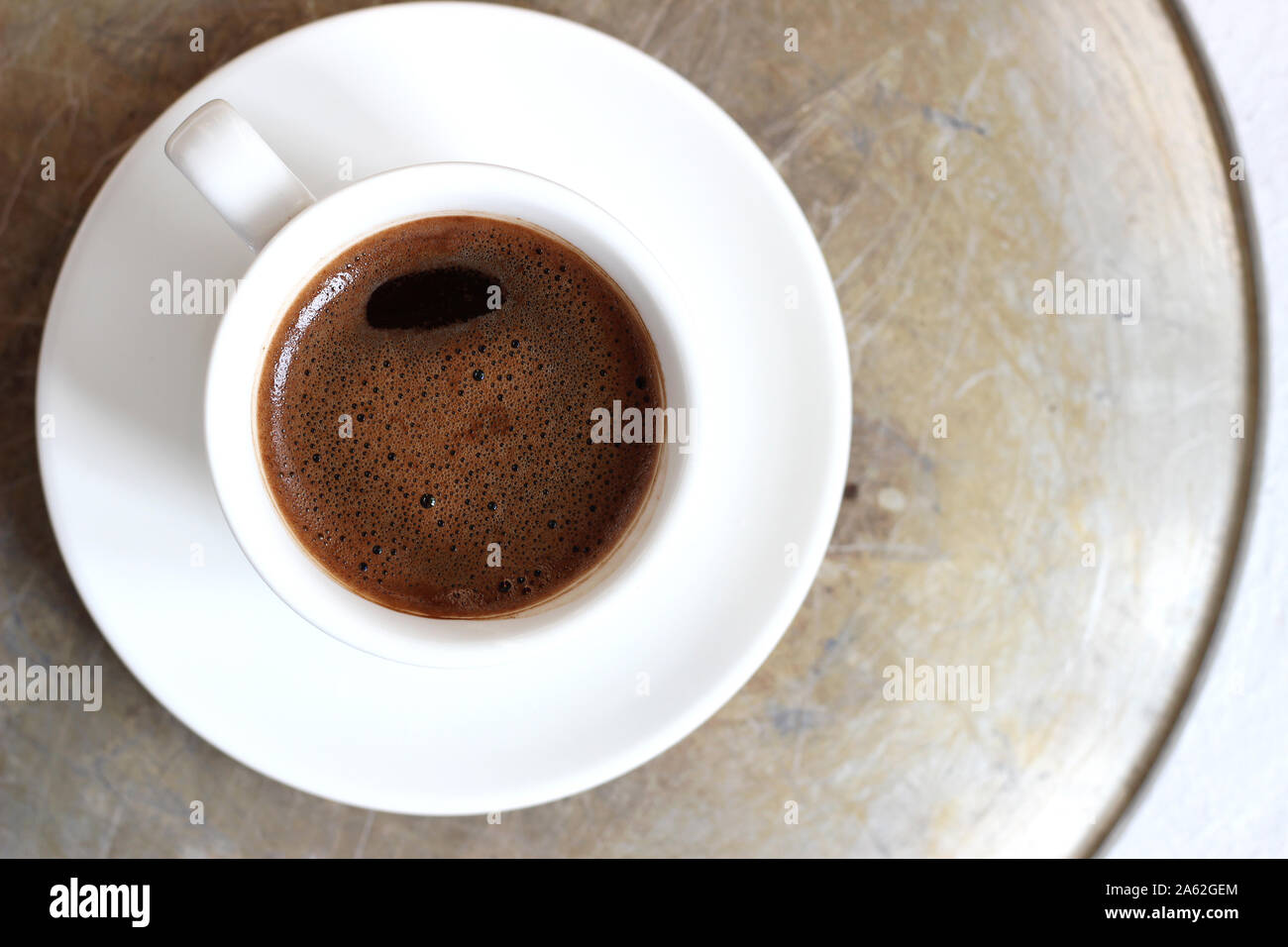 Vista aerea di una tazza di caffè nero. Caffè appena fatto in Demitasse Cup. Foto Stock