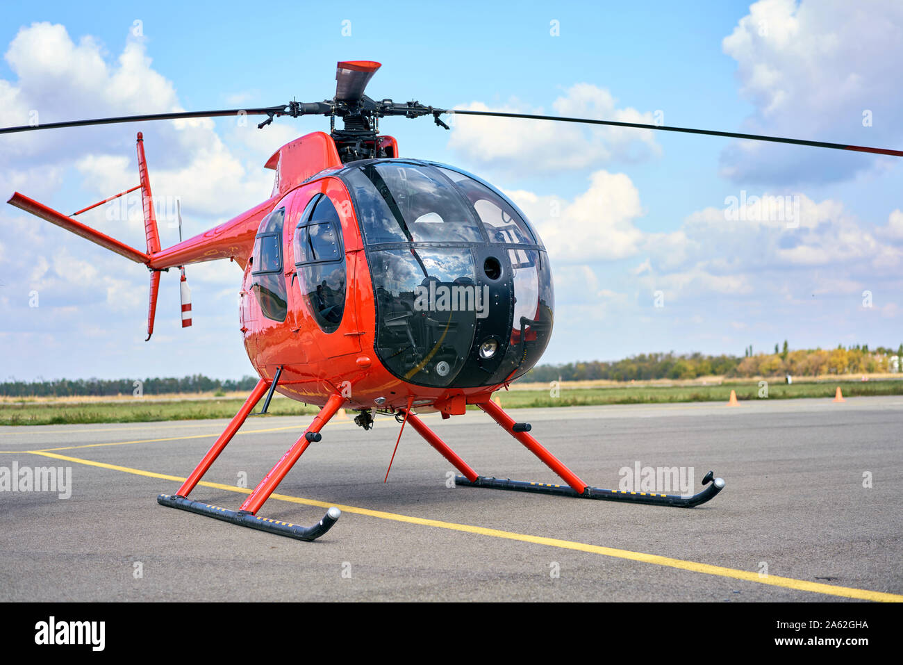 Piccolo elicottero commerciale all'aeroporto Foto Stock