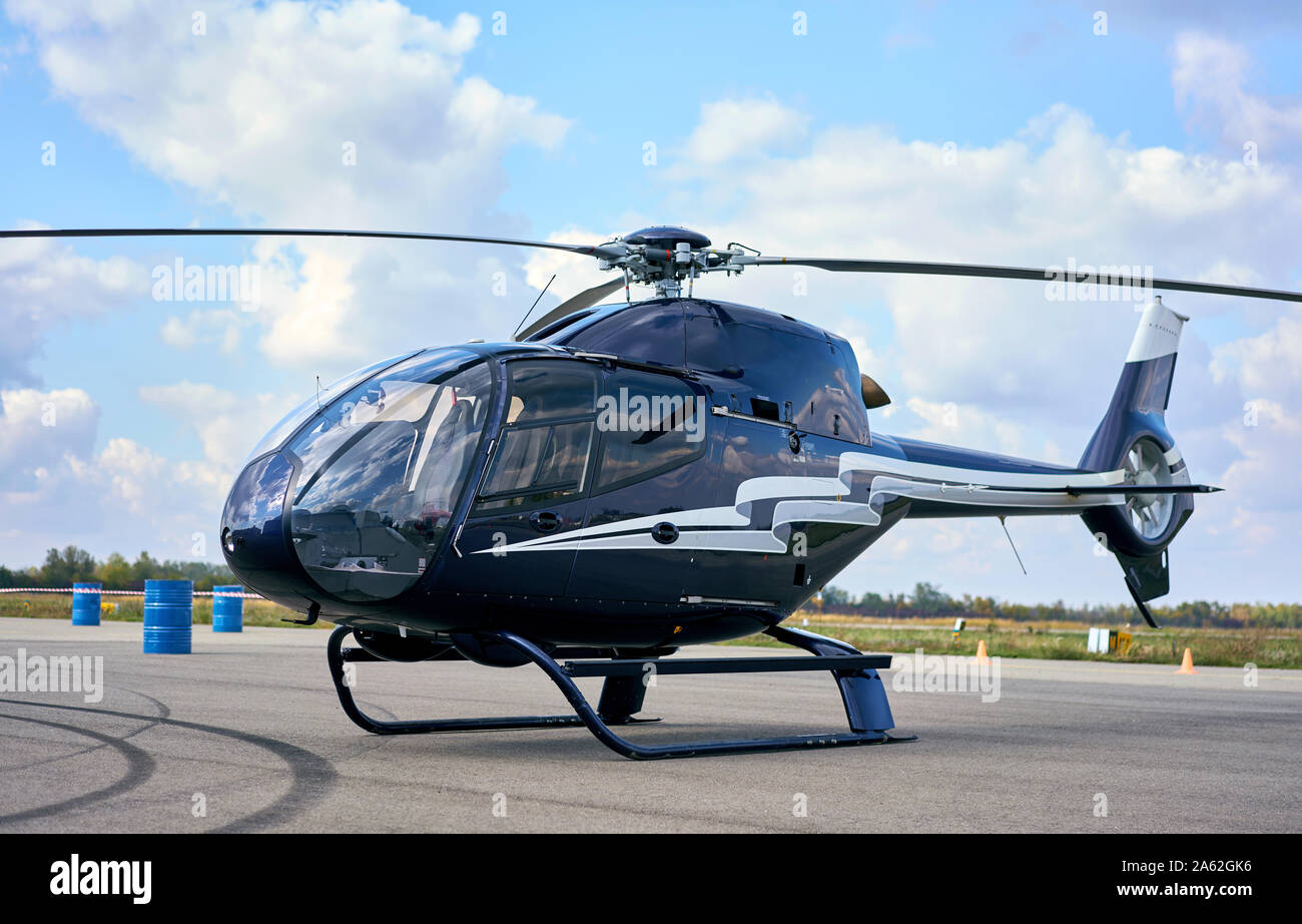 Piccolo elicottero commerciale all'aeroporto Foto Stock