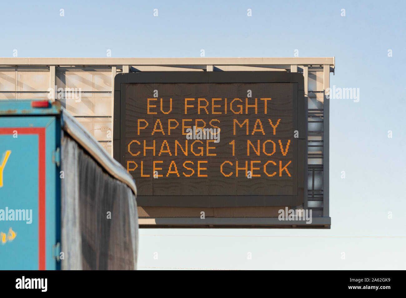 Brexit 31 Ottobre 2019 - UE documenti di vettura può cambiare 1 nov. Si prega di controllare il segno su autostrada - Inghilterra, Regno Unito Foto Stock