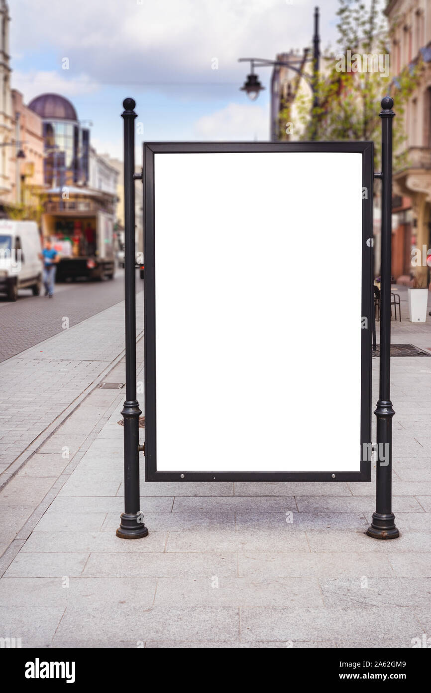 Bianco rettangolare Mockup Poster pubblicitario città isolata su strada Foto Stock