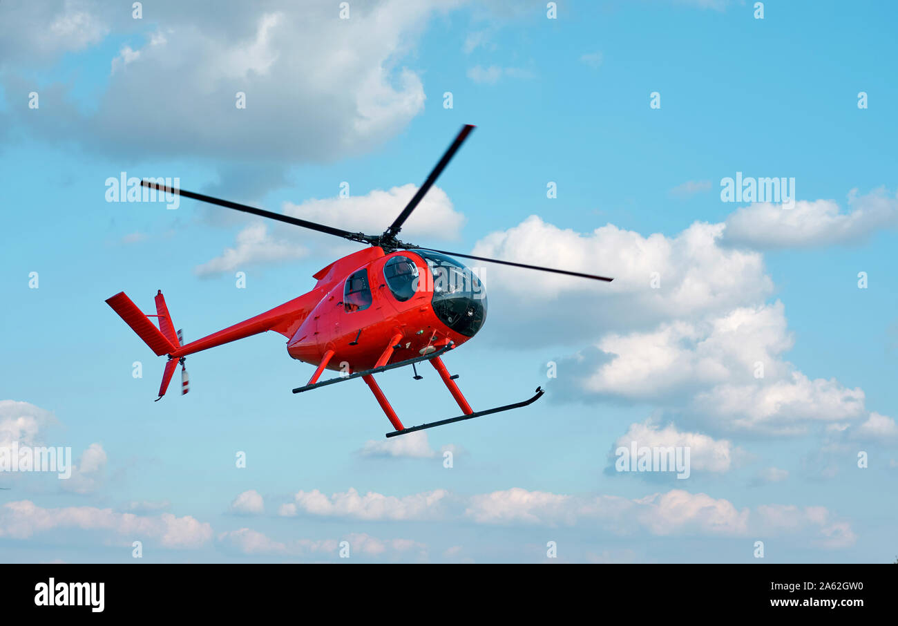 Piccolo elicottero commerciale all'aeroporto Foto Stock