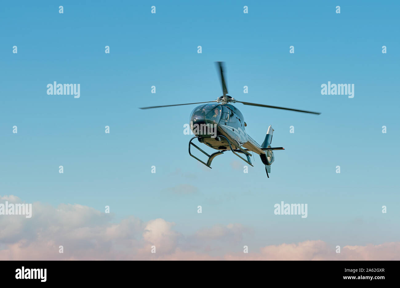 Piccolo elicottero commerciale all'aeroporto Foto Stock
