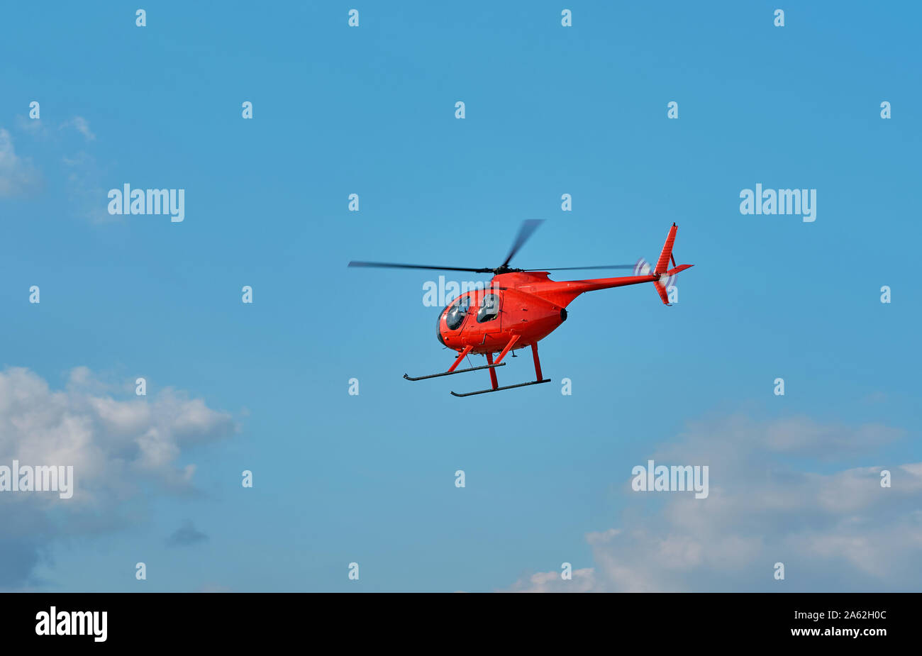 Piccolo elicottero commerciale all'aeroporto Foto Stock