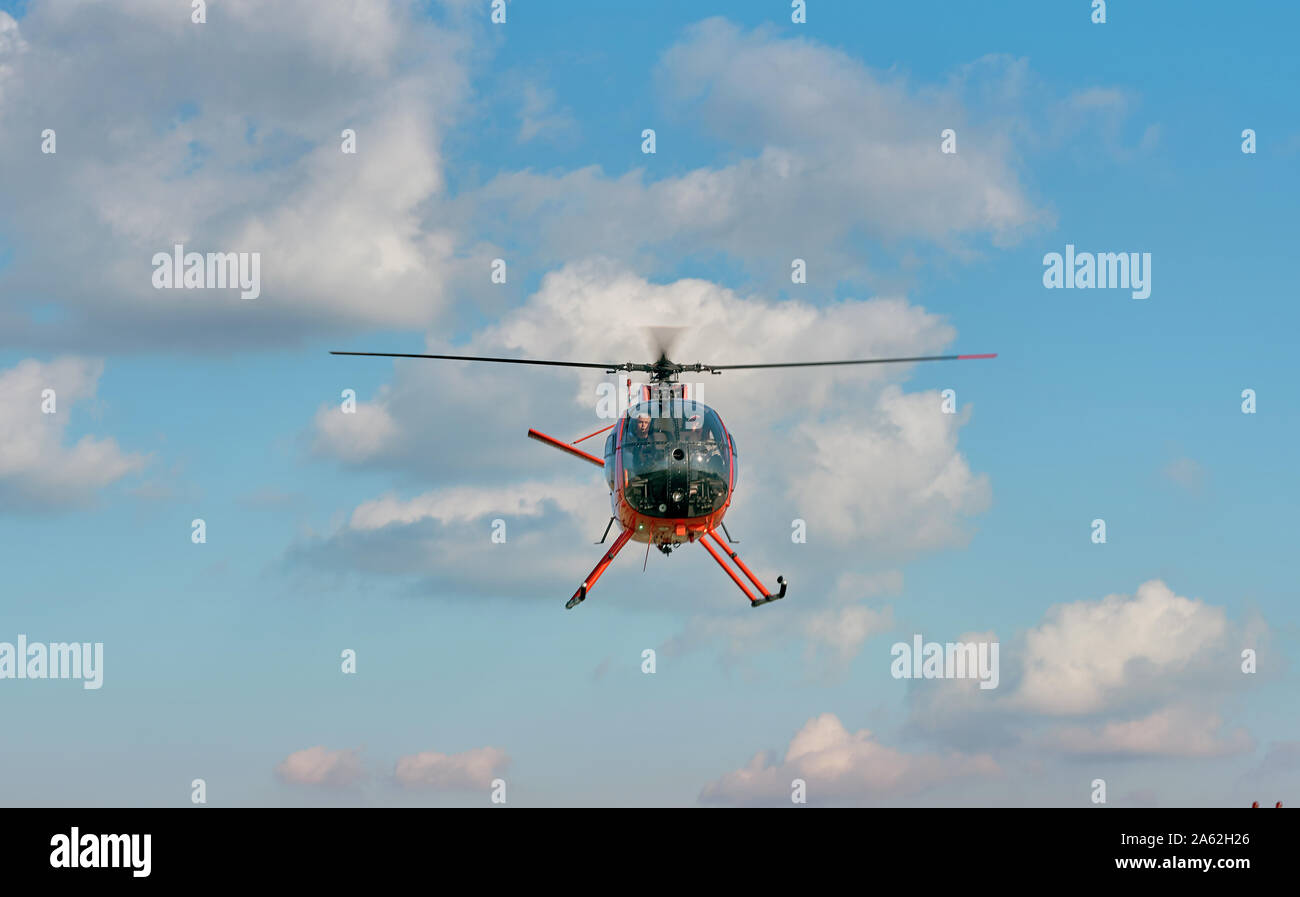 Piccolo elicottero commerciale all'aeroporto Foto Stock