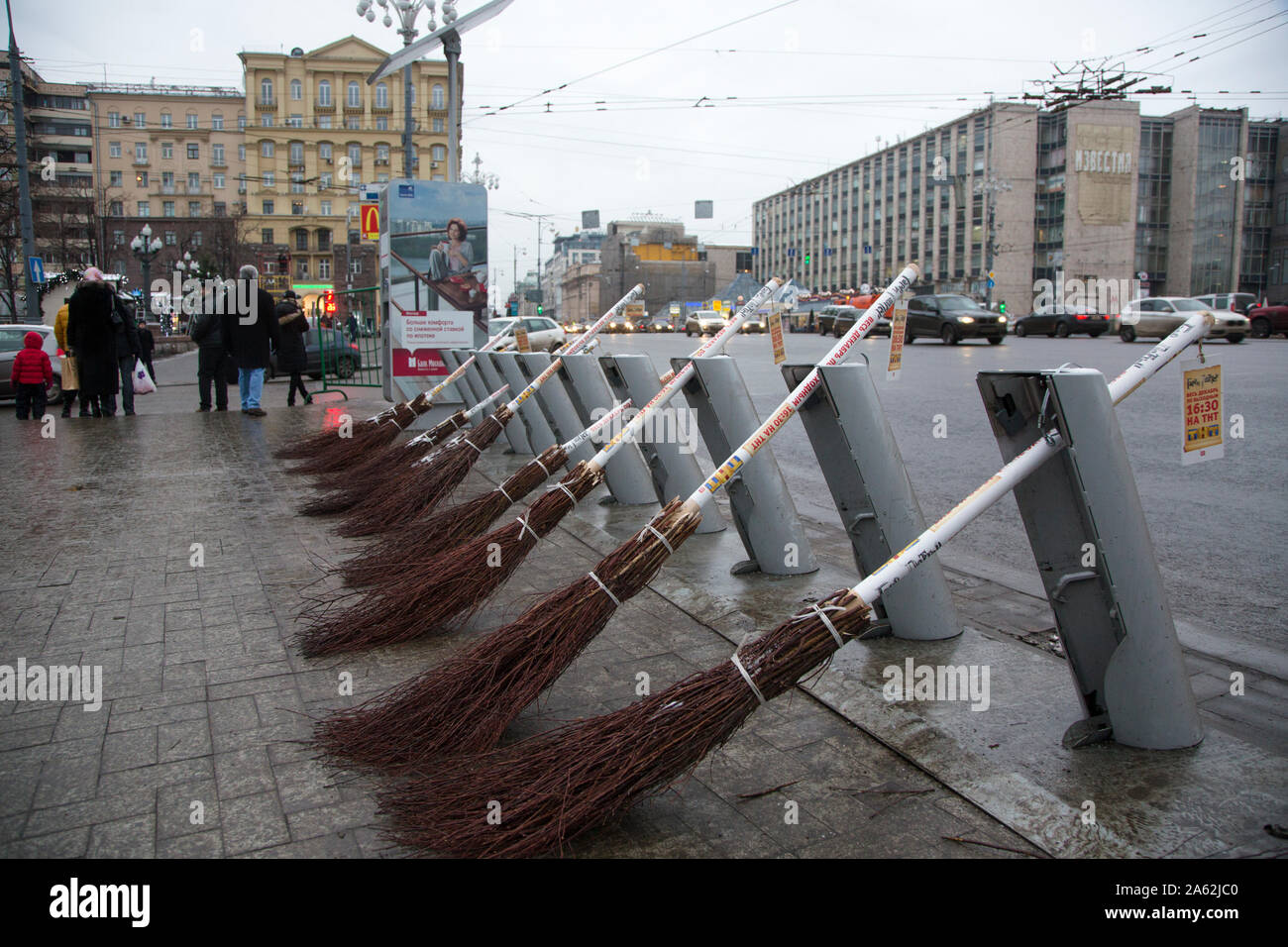 Mosca, Russia. 7 dicembre 2014 Scope si trovano sul sito della bicicletta parcheggi per noleggiare sulla Tverskaya Street a Mosca, Russia Foto Stock