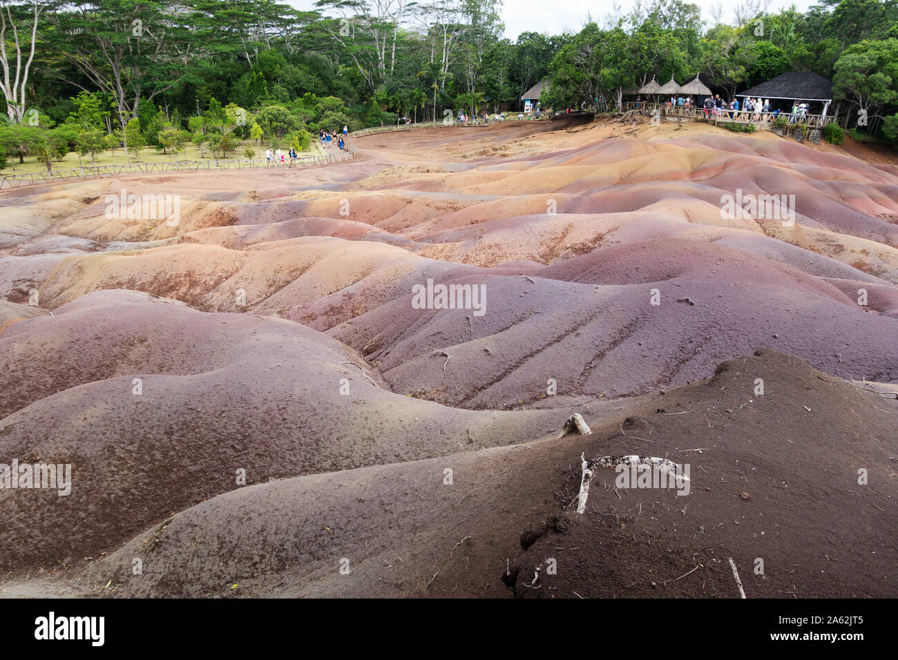 Chamarel Mauritius turismo; turisti guardando le 7 terre colorate - risultato di attività vulcanica sul paesaggio di Maurizio, Chamarel, Mauritius Foto Stock