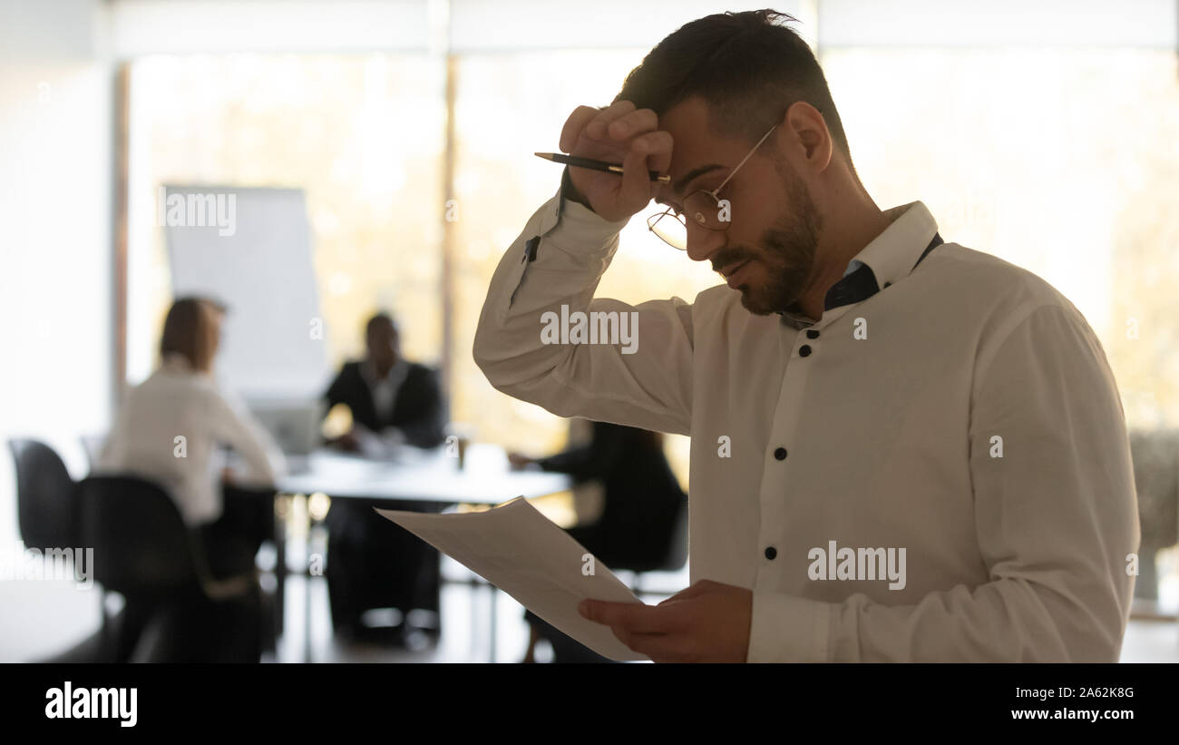 Sottolineato sudate altoparlante inesperto lettura discorso sentire parlare in pubblico la paura Foto Stock