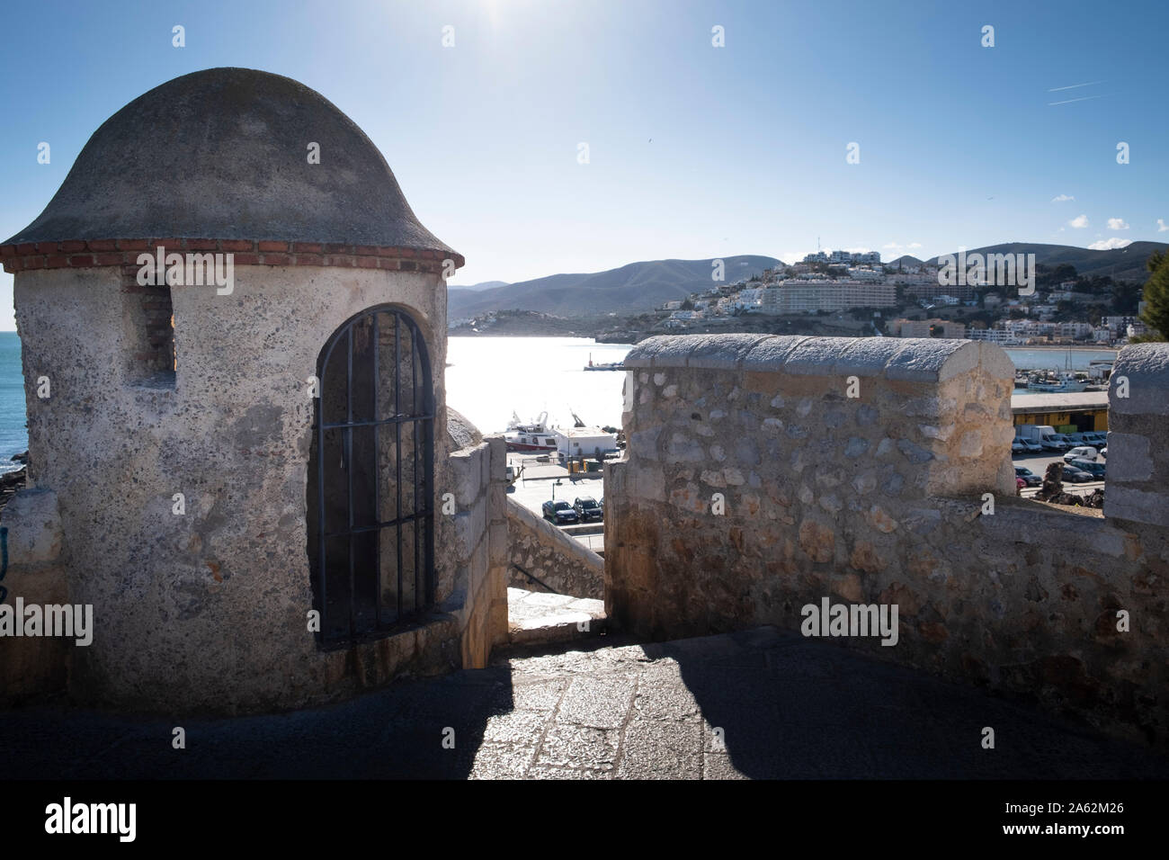 Okd fortificazioni a Peniscola si affacciano sull'ingresso al harvour Foto Stock