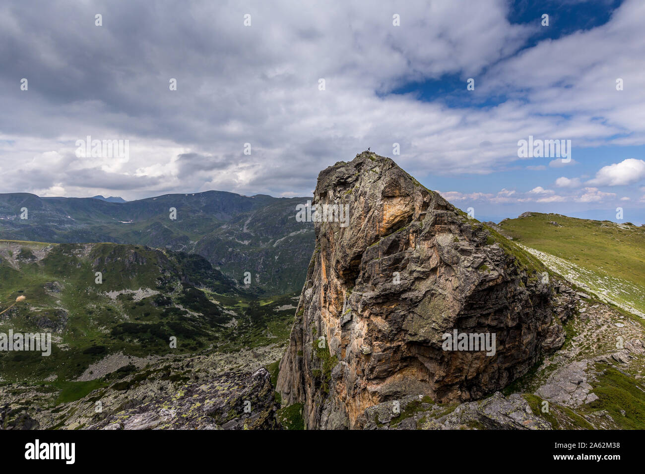 Picco di incredibile con la persona su di esso in montagna Rila ho la Bulgaria. Foto Stock