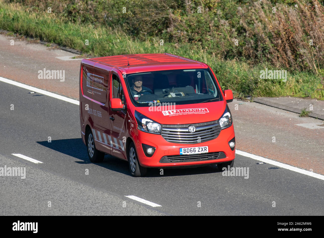 2016 Vauxhall Vivaro 2700 Sportive CDTI; spegnere un incendio soluzioni; Regno Unito il traffico veicolare, trasporti, moderno, carrozze salone, sud-legato sulla corsia di 3 M6 motorway autostrada. Regno Unito Foto Stock