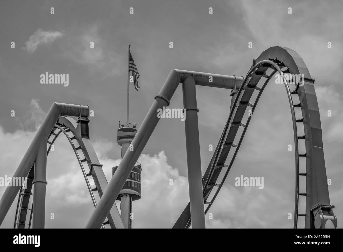 Orlando, Florida. Il 18 luglio 2019. Vista dall'alto di Manta Ray rollercoaster e Sky Tower con bandiera degli Stati Uniti al Seaworld Foto Stock