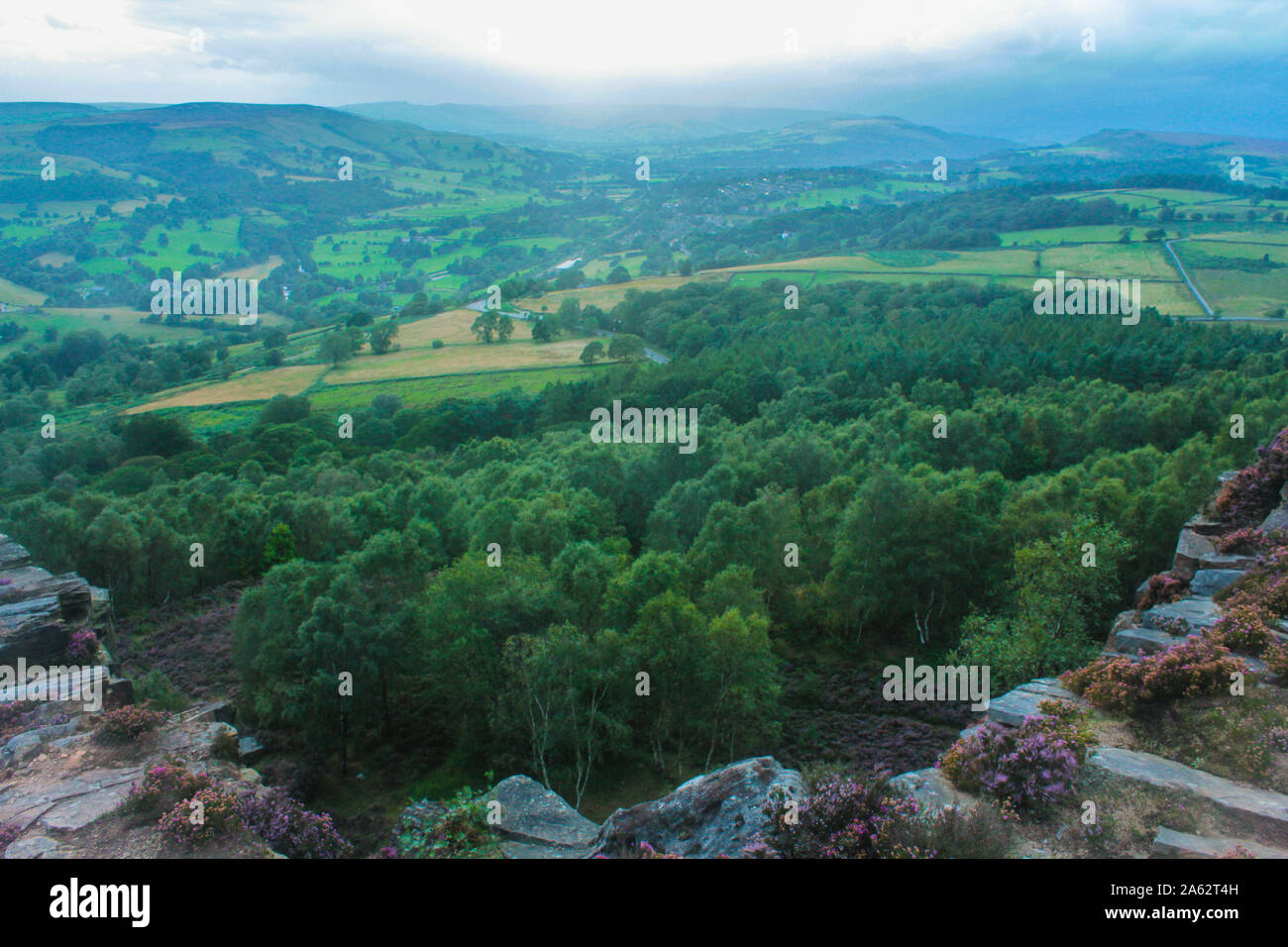 Visualizza in basso Hope Valley verso Hathersage dalla sorpresa in vista del Peak District Foto Stock
