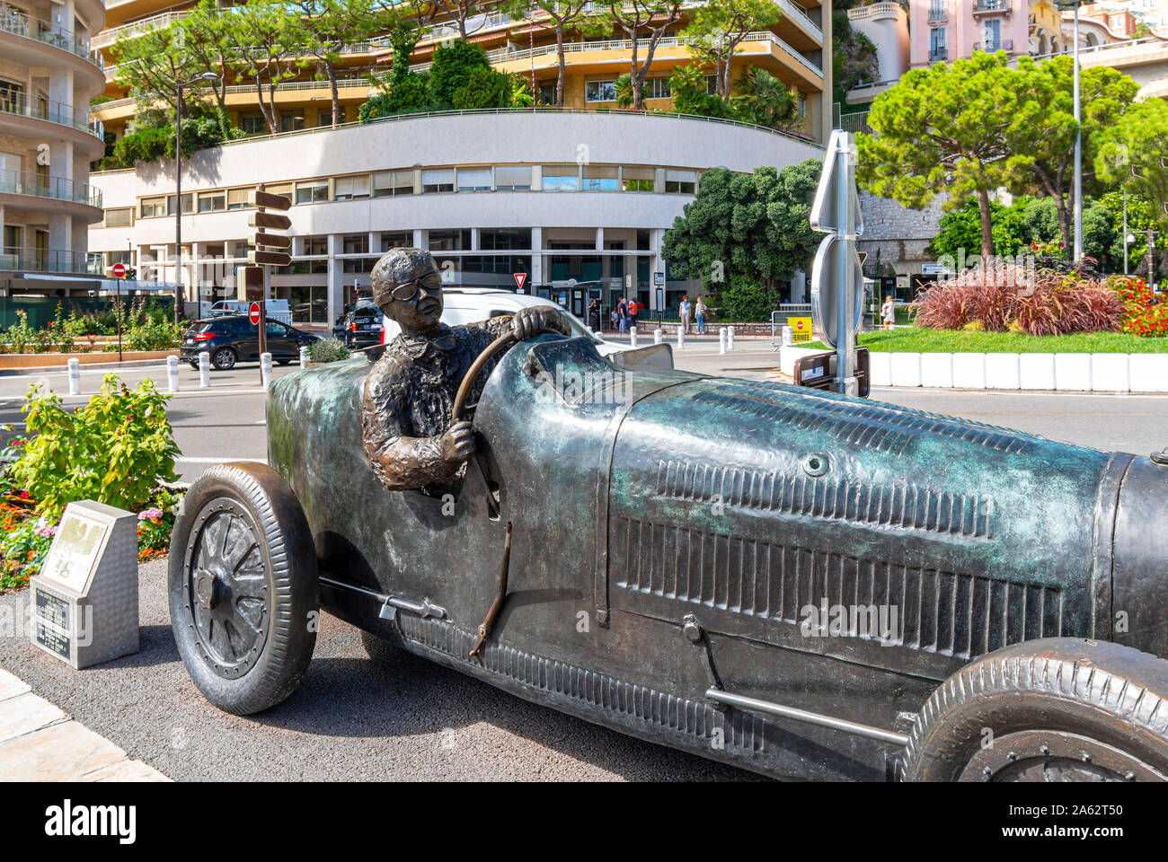 La statua in bronzo di William Grover nel suo 1929 Bugatti, il primo vincitore del Principato di Monaco di Formula 1 Grand Prix, situato a San Devote a Monaco. Foto Stock