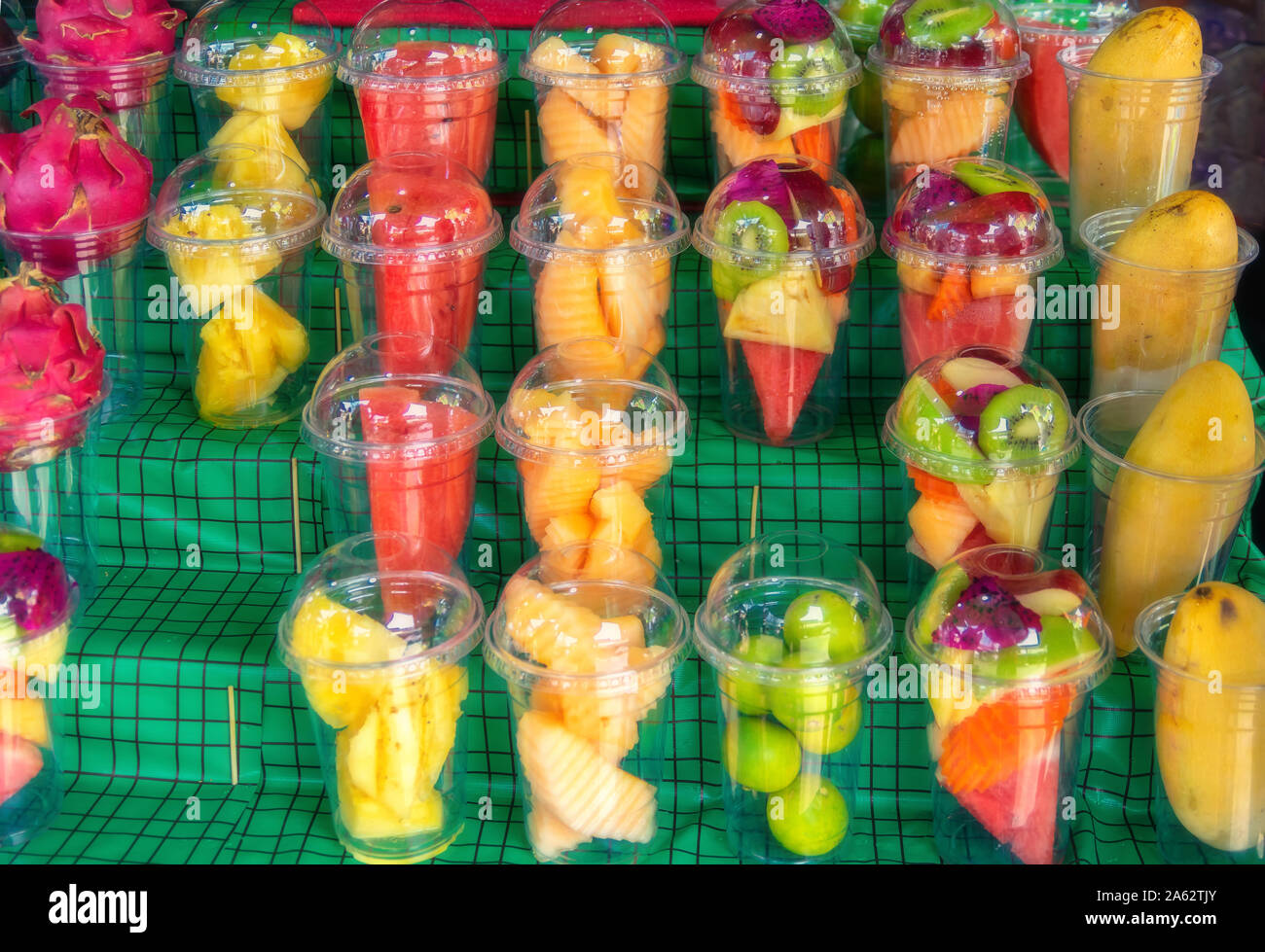 Frutta fresca e verdure preparato per la realizzazione di cocktail di frutta per la vendita al mercato di Bangkok. Foto Stock