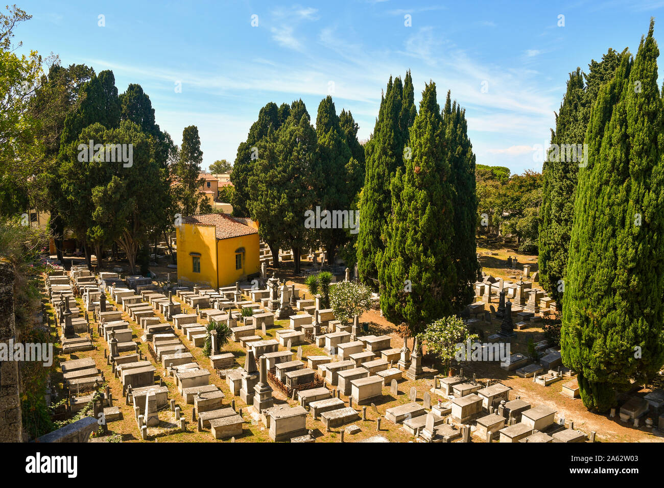 Vista in elevazione dell'antico cimitero ebraico nella famosa città di Pisa con antiche tombe tra le verdi alberi in estate, Toscana, Italia Foto Stock