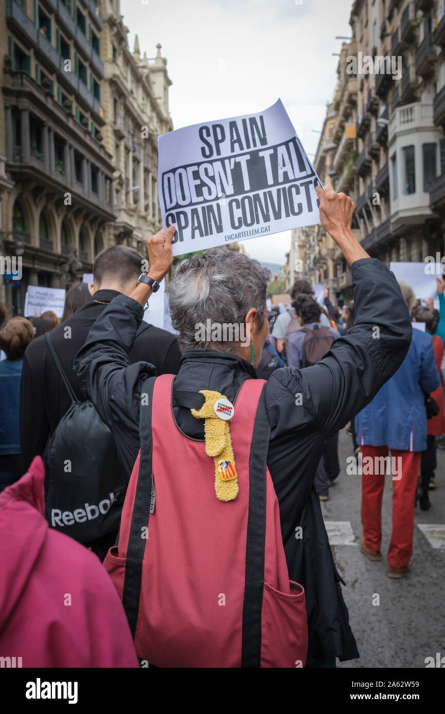 Barcellona, Spagna. 23 ott 2019. Centinaia di persone protestare pacificamente davanti alla Via Laietana stazione di polizia. Foto Stock