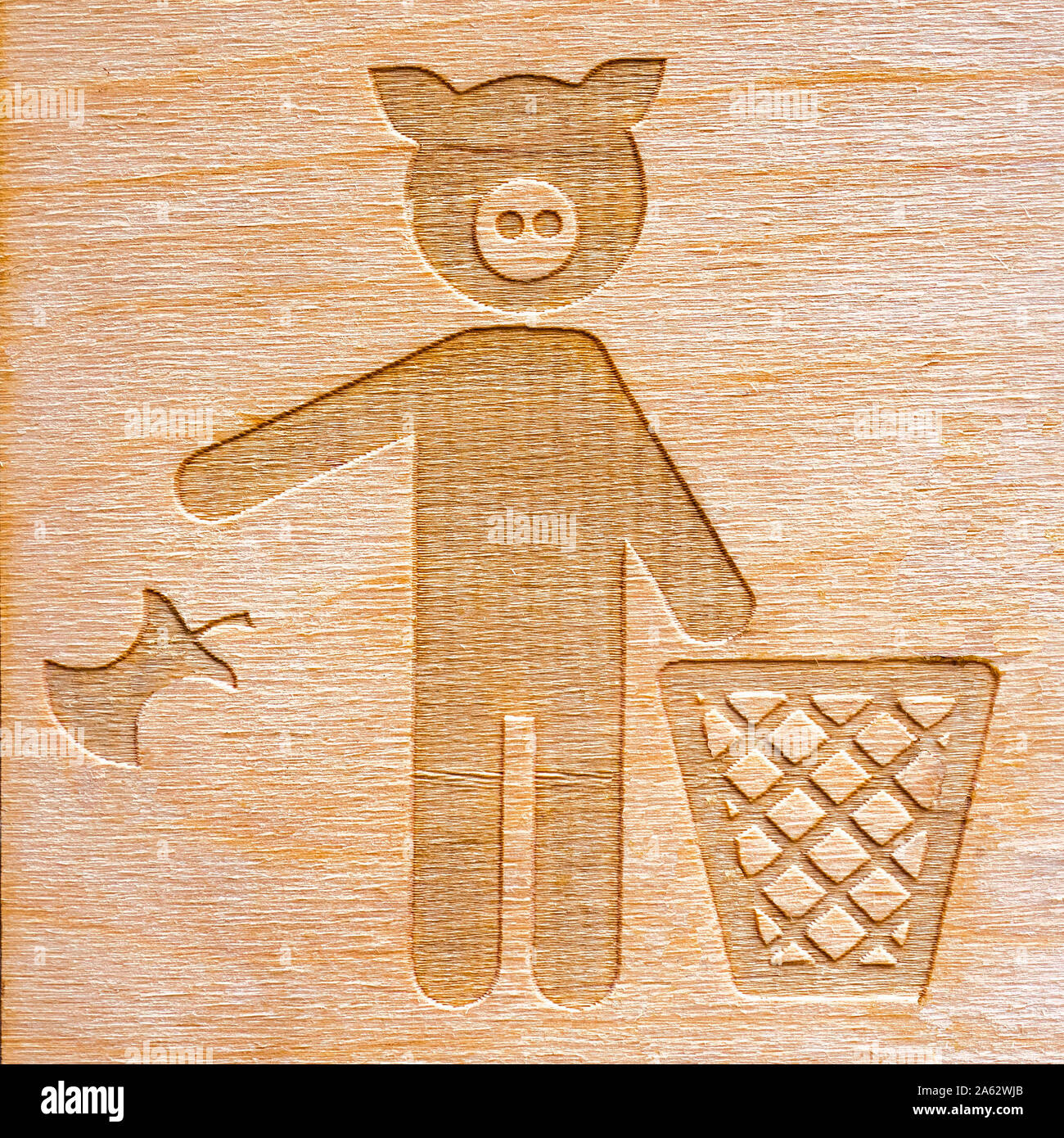 Rifiuti organici. Apple cob non gettate nel cestino. Ordinamento di garbage concetto. Icona di legno per luoghi pubblici. I rifiuti organici concetto. Non icona di lettiera Foto Stock