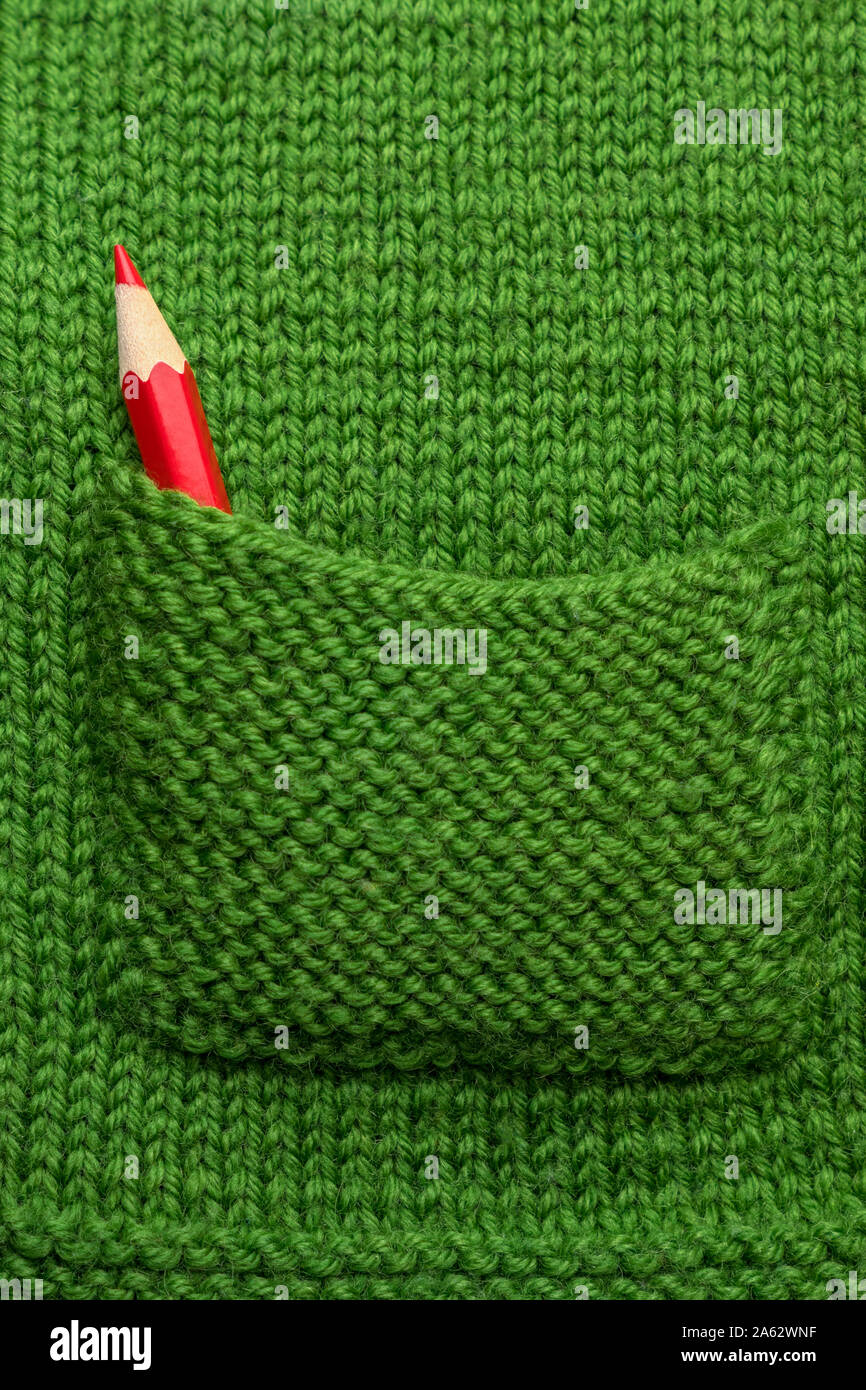 Matita rossa in tasca a maglia. Craftsmaship sfondo. Abilità e precisione nel lavoro, craft, studio. Ricerca di concetto. Ricerca e stai cercando un nuovo approccio. Foto Stock