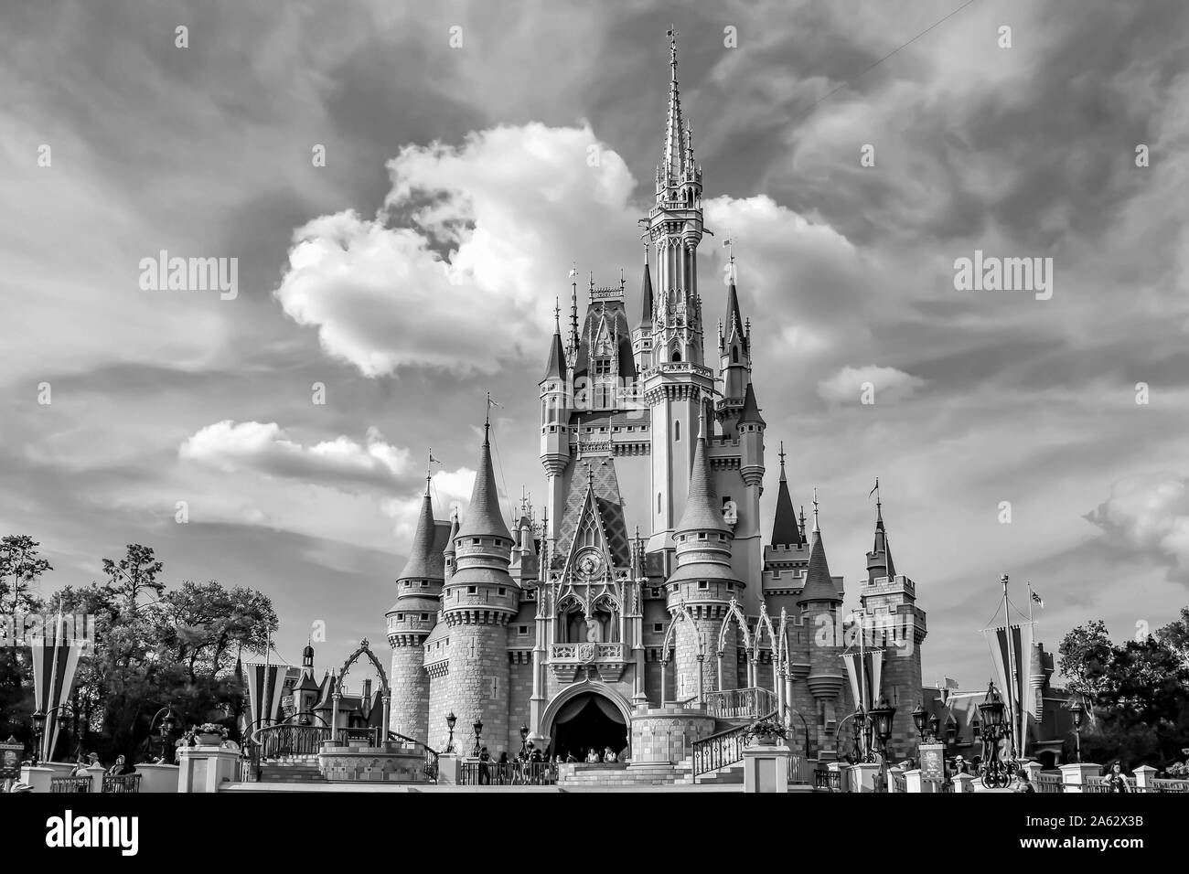 Orlando, Florida. Marzo 19, 2019. Vista panoramica di Cenerentola il castello sulla lightblue sfondo con cielo nuvoloso nel Magic Kingdom di Walt Disney World (1) Foto Stock
