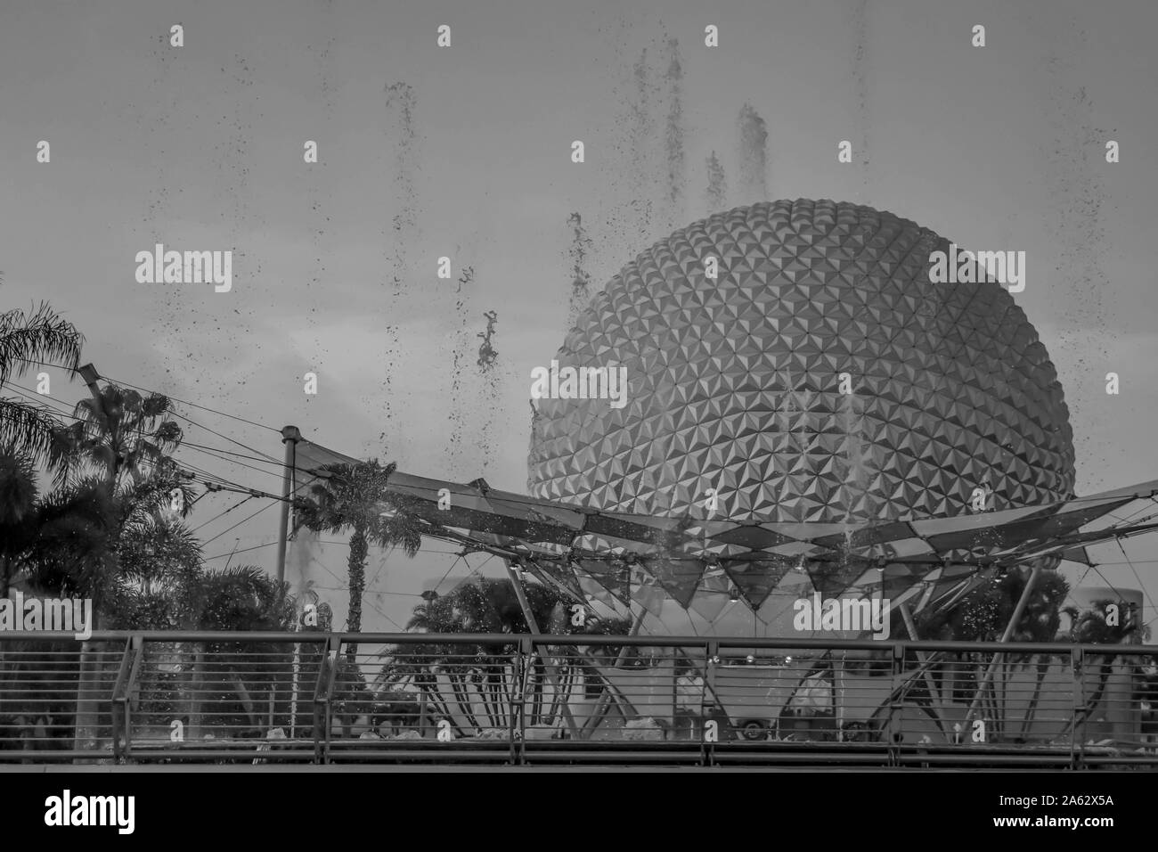 Orlando, Florida. Marzo 19, 2019. Fontana e astronave Terra attrazione di Epcot sulla luce blu sullo sfondo del cielo a Walt Disney World Foto Stock