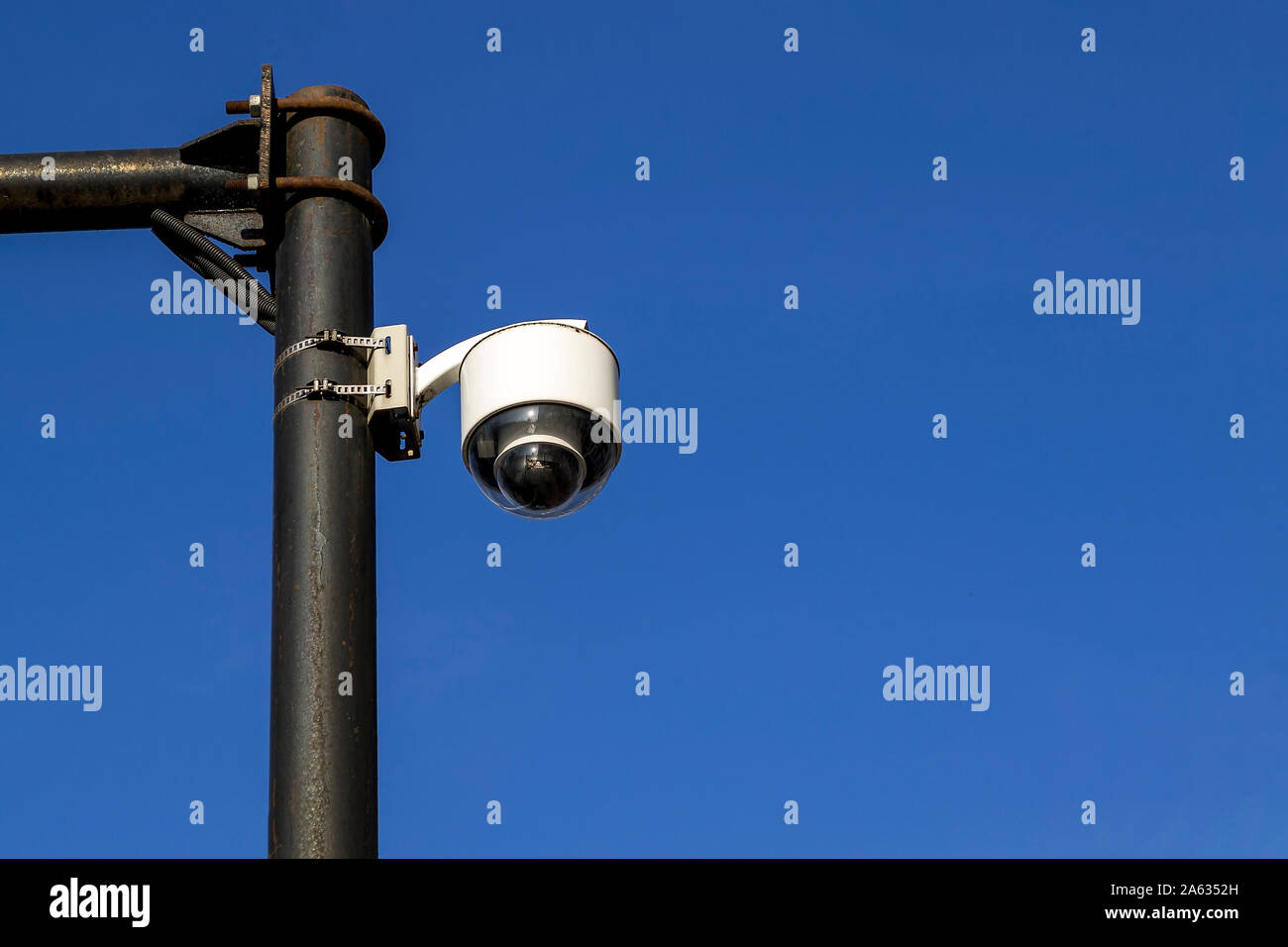 White street fotocamera di sorveglianza esterna installata su un palo esterno contro un cielo blu. Moderne telecamere TVCC e di sorveglianza e monitoraggio. Copia sp Foto Stock