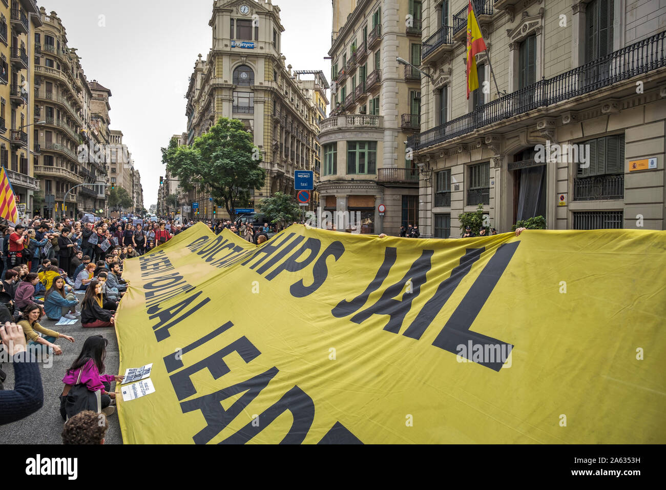 Un grande striscione che dice solo le dittature carcere pacifica leader politico viene visualizzato nella parte anteriore del Vía Laietana stazione di polizia.centinaia di manifestanti indipendenza convocata da ANC e fare un picnic da parte della Repubblica hanno concentrato in parallelo alla ricezione dei rappresentanti consolari da Irine Lozana responsabile per la Spagna entità globale dipende dalla spagnola ministero degli Esteri che ha avuto luogo a Barcellona. Foto Stock