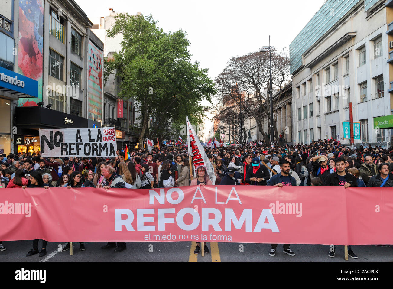 Manifestanti tenere banner durante il no alla riforma marzo a Montevideo.Persone marzo contro la riforma costituzionale progetto che propone una nazionale guardia militare per la lotta contro la criminalità e militari in carica delle carceri. Questo referendum sarà votato alle elezioni legislative di domenica prossima. Foto Stock