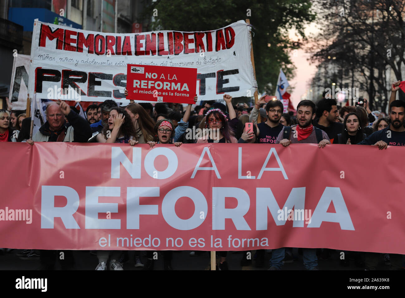 Manifestanti tenere banner durante il no alla riforma marzo a Montevideo.Persone marzo contro la riforma costituzionale progetto che propone una nazionale guardia militare per la lotta contro la criminalità e militari in carica delle carceri. Questo referendum sarà votato alle elezioni legislative di domenica prossima. Foto Stock