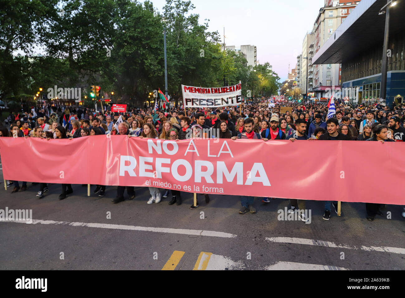 Manifestanti tenere banner durante il no alla riforma marzo a Montevideo.Persone marzo contro la riforma costituzionale progetto che propone una nazionale guardia militare per la lotta contro la criminalità e militari in carica delle carceri. Questo referendum sarà votato alle elezioni legislative di domenica prossima. Foto Stock