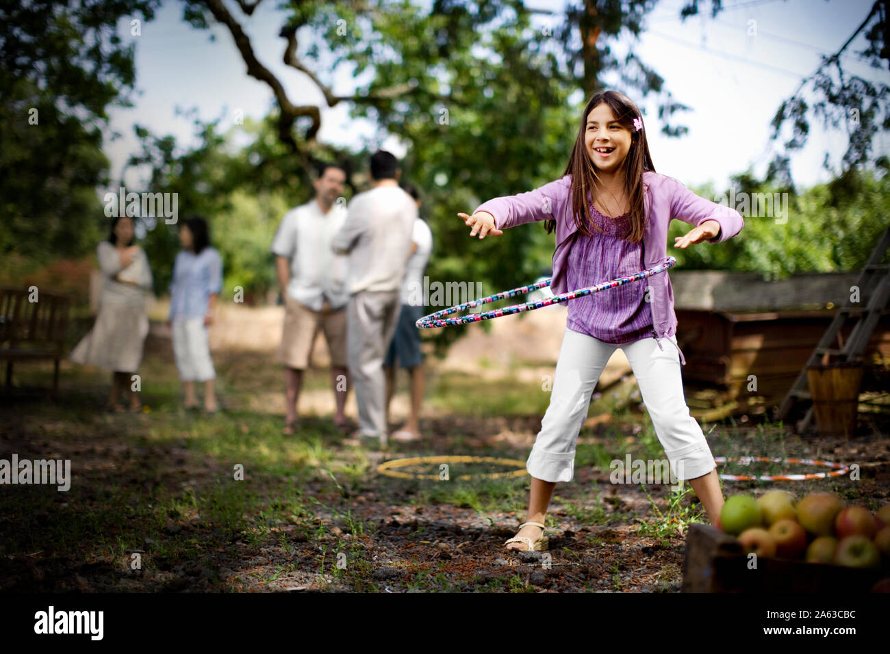 Ragazza che gioca hula-hoops Foto Stock