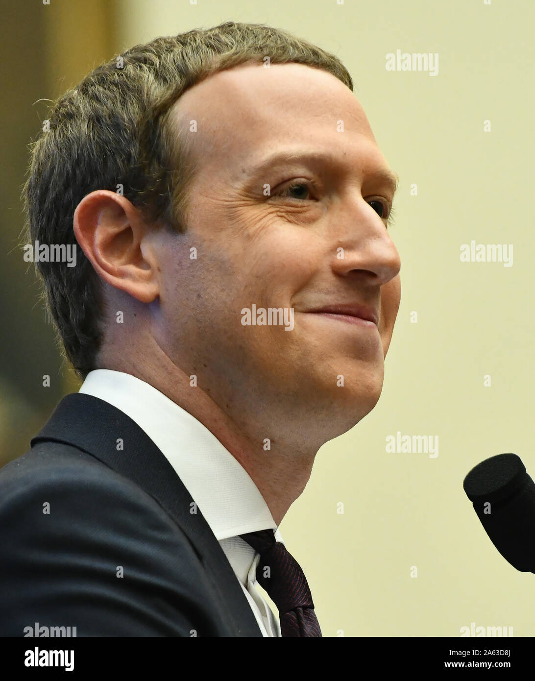 Washington, Stati Uniti. 23 Ott, 2019. Il CEO di Facebook Mark Zuckerberg testimonia davanti alla casa Comitato per i servizi finanziari sulla società del previsto cryptocurrency, bilancia, e preoccupazioni che potrebbero eludere regolatori sulla collina del Campidoglio di Washington il mercoledì 23 ottobre, 2019. L'audizione è denominato " un esame di Facebook e il suo impatto sui servizi finanziari e settori di alloggiamento". Foto di Pat Benic/UPI Credito: UPI/Alamy Live News Foto Stock