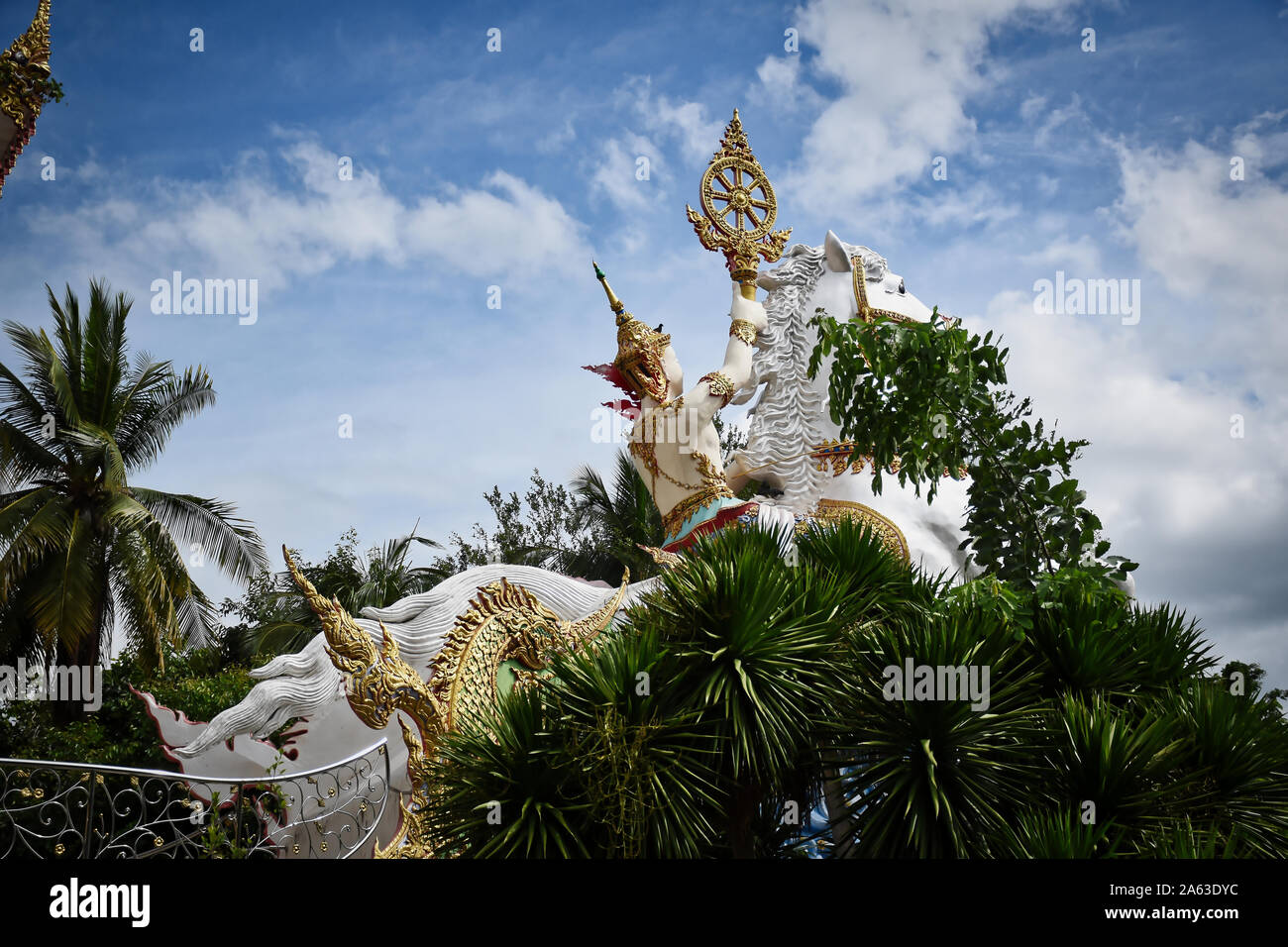 Kanchanaburi Thailandia, 08.17.2019: Statua della divinità, Dio o dea a cavallo di un dettagliato, allestita white horse tracking a golden barca al Wat Foto Stock