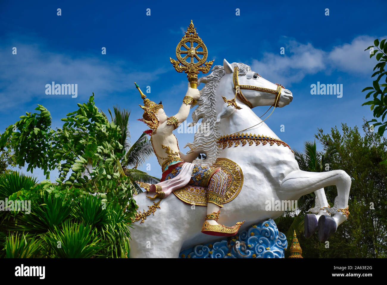 Kanchanaburi Thailandia, 08.17.2019: Statua della divinità, Dio o dea a cavallo di un dettagliato, allestita white horse tracking a golden barca al Wat Foto Stock