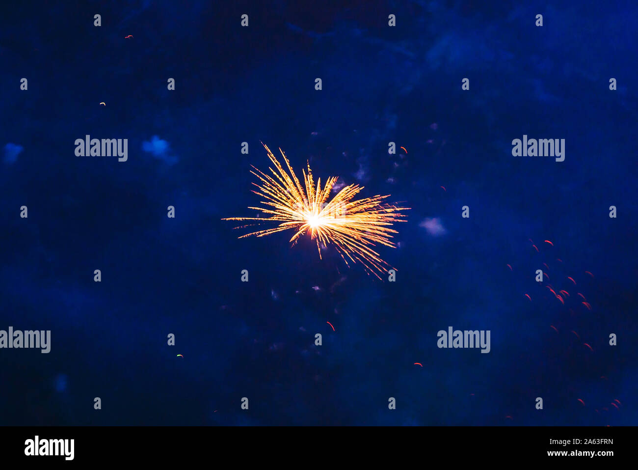 Poco costoso fuochi d'artificio, al di sopra del cielo della città, giallo e bianco. Per qualsiasi scopo utilizzare. Foto Stock
