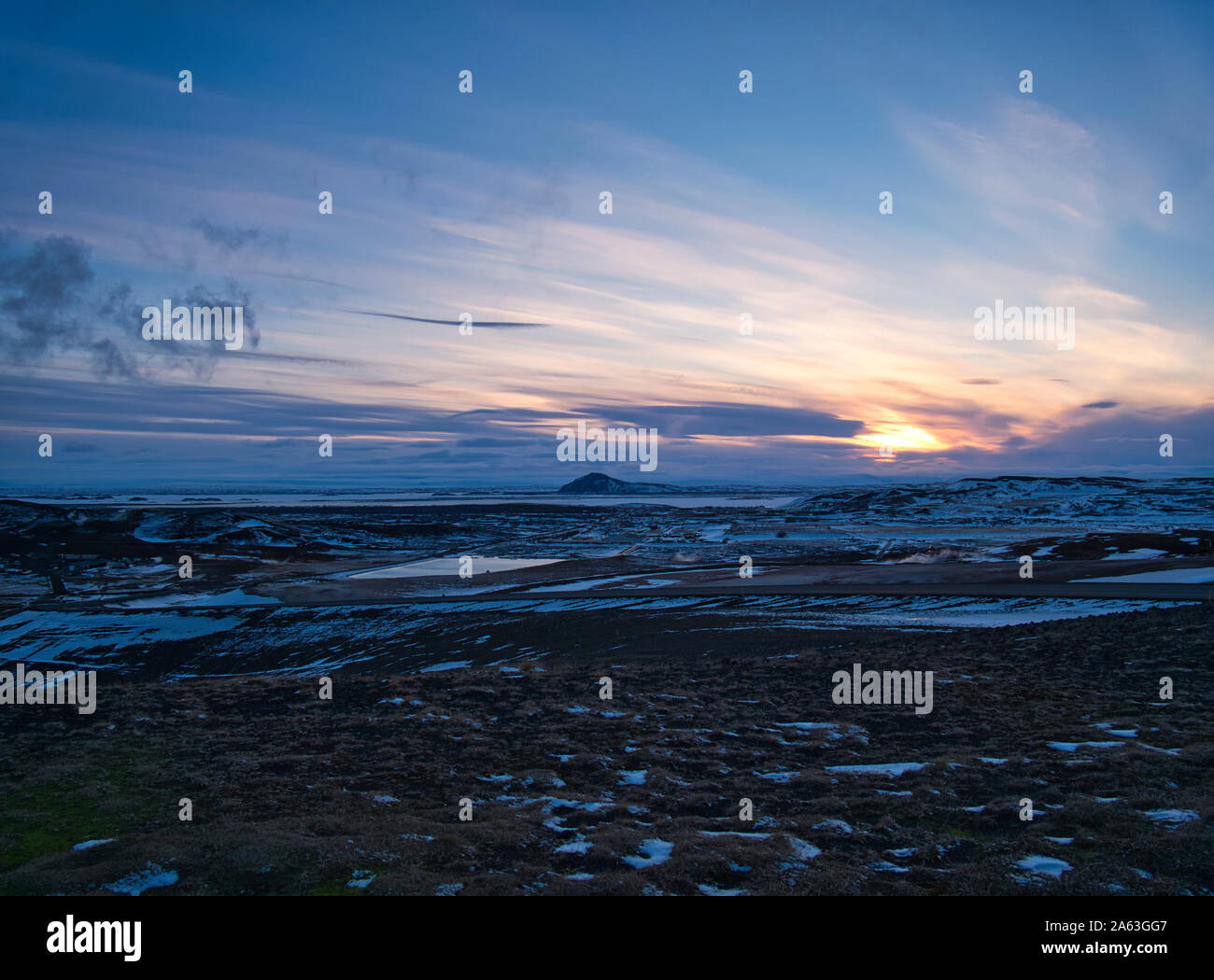Un bellissimo tramonto sul Lago Myvatn in inverno Foto Stock